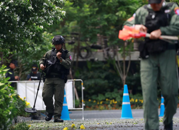 “Hai gói đồ này không chứa những vật liệu có thể gây nổ. Chúng chứa những vòng bi và mạch điện, những thứ có thể gây ra báo động”, Reuters dẫn lời Phó phát ngôn viên cảnh sát Krisana Pattanacharoen. Ảnh: Reuters.