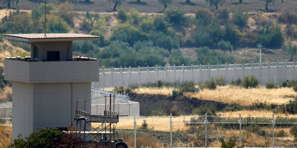 Một bức tường biên giới Syria-Thổ Nhĩ Kỳ dài 764 km đã được hoàn thành vào năm 2018.