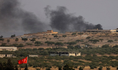 Thổ Nhĩ Kỳ chính thức can thiệp vào cuộc nội chiến Syria từ tháng 8/2016 khi phiến quân IS ngày càng hoành hành tại quốc gia Trung Đông này. Ankara kết thúc chiến dịch Lá chắn Euphrates tại Syria năm 2017, song quân đội nước này tiếp tục bị cuốn vào cuộc xung đột.