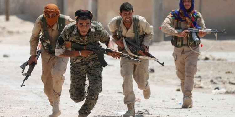 Đơn vị Bảo vệ Nhân dân người Kurd (YPG) đã hợp tác với liên quân Mỹ và Lực lượng Dân chủ Syria (SDF) để chiến đấu chống lại phiến quân IS tại Syria. Mặc dù Tổng thống Mỹ Donald Trump tuyên bố nhóm khủng bố IS đã bị đánh bại tại Syria, song báo cáo cho thấy nhóm khủng bố này vẫn đang "trỗi dậy" ở Syria và Iraq.