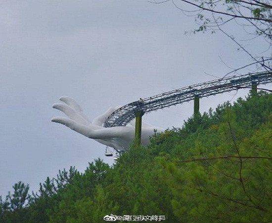 Khi được ánh mặt trời chiếu vào cây cầu sẽ tạo ra cảnh tượng huyền ảo.