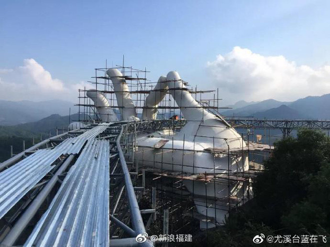 Ba đội thi công liên tục làm việc và hoàn thành công trình ấn tượng này sau hơn một năm.