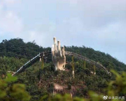 Theo trang Sohu, cầu Thái Hồng Tiên Thủ mang ý nghĩa "bàn tay thần nâng đỡ cầu vồng" và thiết kế cây cầu được lấy cảm hứng từ một câu chuyện dân gian.