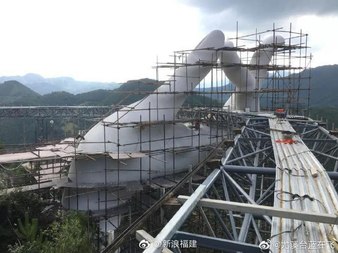 Bức ảnh chụp cây cầu đang trong quá trình xây dựng.