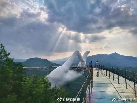 Cầu Thái Hồng Tiên Thủ, nằm lơ lửng trên vách đá và có trụ đỡ hình bàn tay khổng lồ vươn lên trời xanh, được nhiều người cho rằng giống với Cầu Vàng nổi tiếng ở Đà Nẵng, Việt Nam.