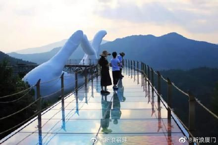 Cây cầu có tổng chiều dài 99 mét với "bàn tay thần tiên nâng đỡ cầu vồng" được gọi là Bạch Ngọc Tiên Thủ cao 19 mét.