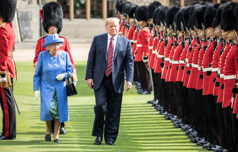 Là thành viên Hoàng gia Anh, bạn sẽ phải gặp gỡ, tiếp đón nhiều nhà lãnh đạo thế giới dù muốn hay không. Ảnh: Nữ hoàng Elizabeth II đón tiếp Tổng thống Mỹ Donald Trump.