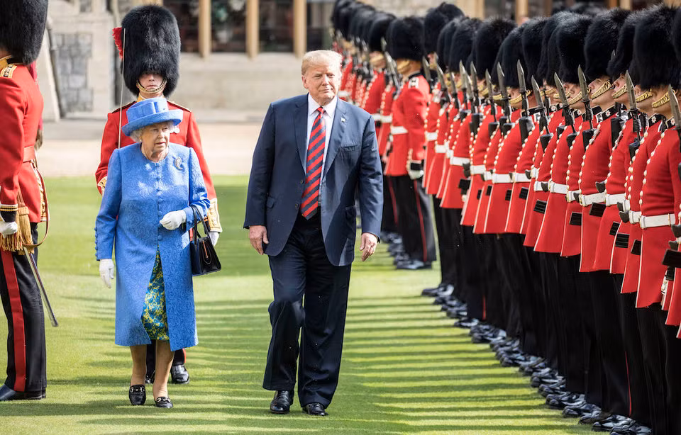 Là thành viên Hoàng gia Anh, bạn sẽ phải gặp gỡ, tiếp đón nhiều nhà lãnh đạo thế giới dù muốn hay không. Ảnh: Nữ hoàng Elizabeth II đón tiếp Tổng thống Mỹ Donald Trump.