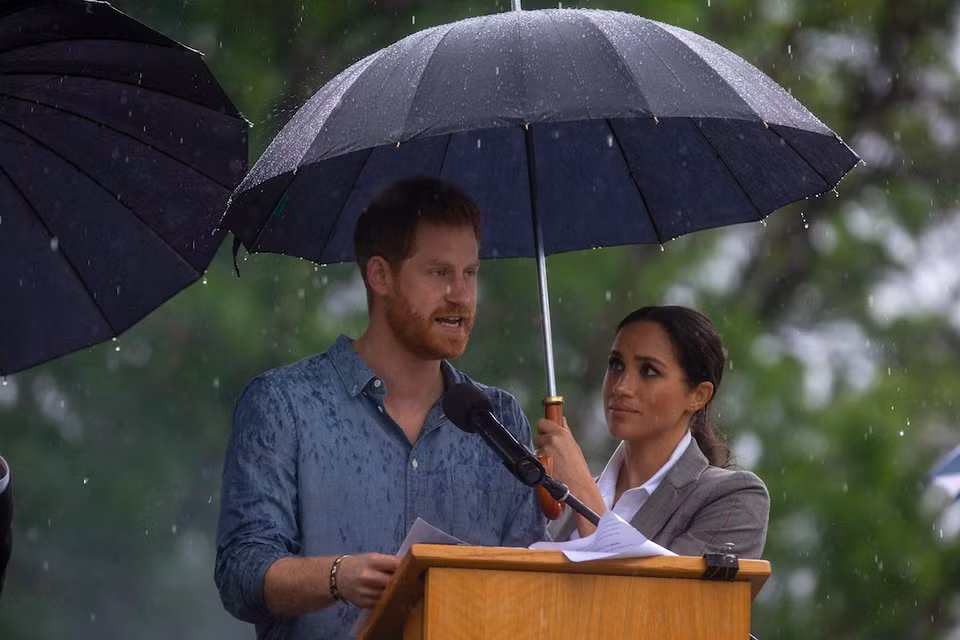 ...Hay phát biểu trước đám đông dưới trời mưa.