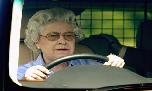 ...vẫn tự mình lái xe. Trong ảnh là Nữ hoàng Anh Elizabeth II.