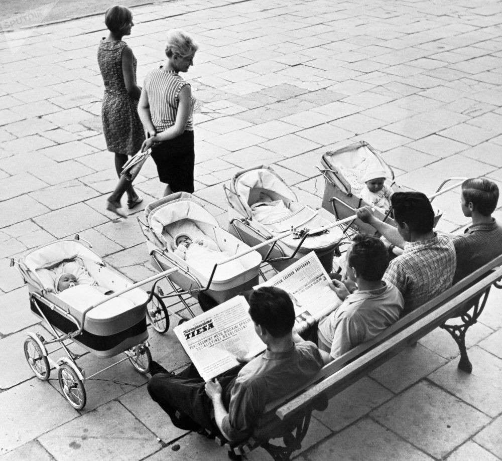 Những ông bố trẻ ngồi trông con trên đường phố ở Vilnius, Lithuania, năm 1990.