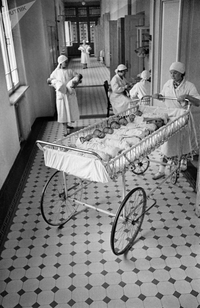 Những em bé mới chào đời trong một bệnh viện phụ sản ở thủ đô Moscow năm 1955.