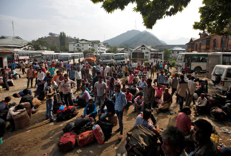 Những người dân đến từ nhiều vùng đất ở Ấn Độ chờ lên xe để rời khỏi Srinagar hôm 6/8. 