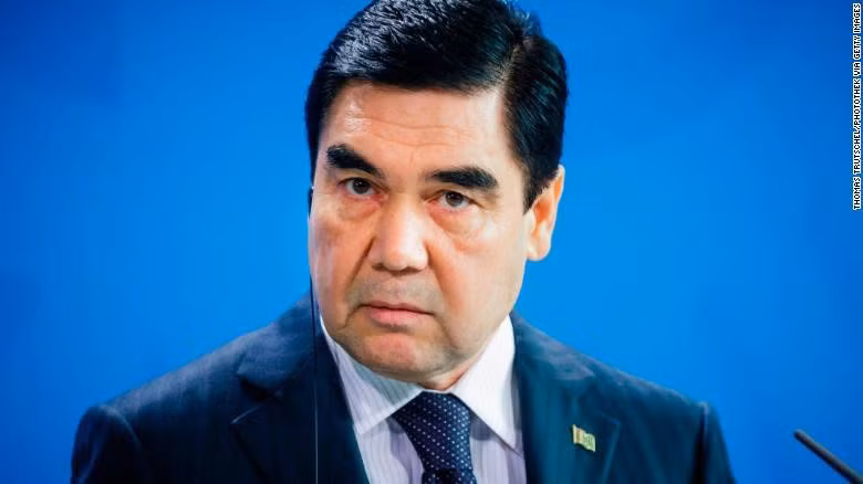 Vài tuần qua, sức khoẻ của Tổng thống Berdymukhamedov bị nghi vấn . Từ 5/7 đến nay, ông mới chỉ xuất hiện trước báo giới ba lần. Lần cuối cùng truyền thông đưa tin về ông là khi bản tin thời sự tối 4/8 chiếu những đoạn clip cho thấy tổng thống đang tận hưởng kỳ nghỉ mát của mình. Tuy nhiên, nhiều người chỉ ra rằng những hình ảnh này đều không rõ thời gian quay, chụp. Ảnh: CNN. *) Title do Kiến Thức biên tập lại Mời độc giả xem thêm video: Nền y tế Venezuela khủng hoảng vì bác sĩ rời bỏ đất nước (Nguồn: VTC14)