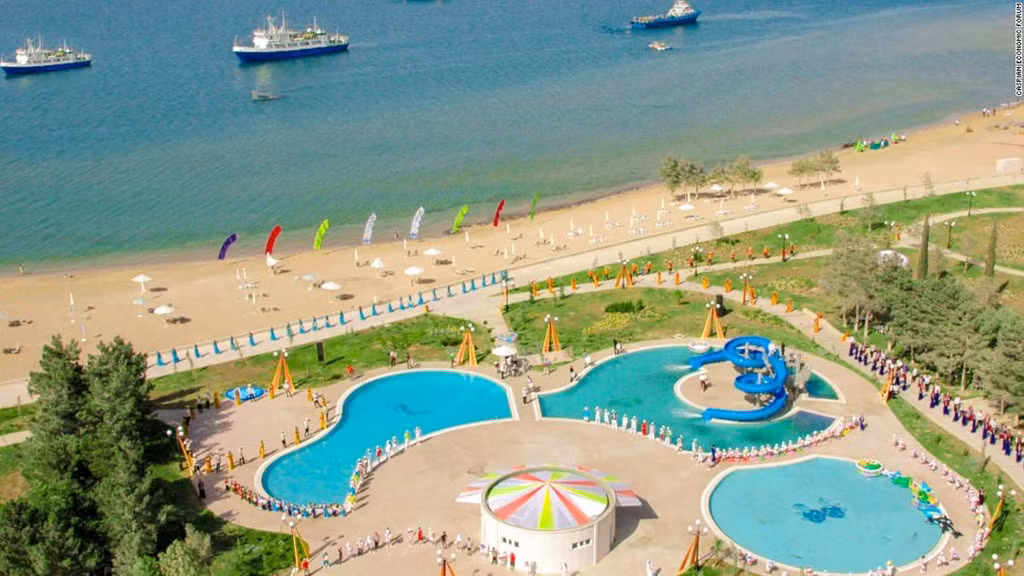 Cuộc sống của 5,6 triệu người dân đất nước này không được như vậy. Trang tin độc lập Turkmen.news, vận hành từ Hà Lan, nói rằng không còn đủ thực phẩm trong các cửa hàng quốc doanh, mỗi sáng người dân phải xếp hàng để mua nhu yếu phẩm. Ảnh: CNN.