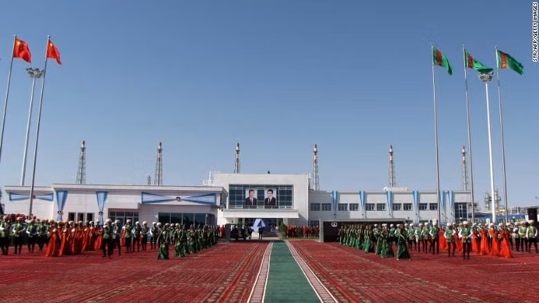 Toàn bộ kinh tế của Turkmenistan phụ thuộc vào xuất khẩu dầu khí. Hiện nay, Trung Quốc là đối tác mua dầu chính của quốc gia này. Tuy nhiên, theo sáng kiến Vành đai và Con đường, Trung Quốc không trả tiền mặt mà thay vào đó, phát triển mỏ dầu Galkynysh cũng như đường ống dẫn dầu từ Turkmenistan đến đây. Turkmenistan phải chi trả mọi chi phí, vì thế hầu hết số tiền thu được từ việc bán dầu được sử dụng cho khoản nợ này. Trong ảnh là lễ khánh thành nhà máy lọc dầu tại mỏ dầu Galkynysh với sự tham dự của nhà lãnh đạo Trung Quốc Tập Cận Bình. Ảnh: CNN.