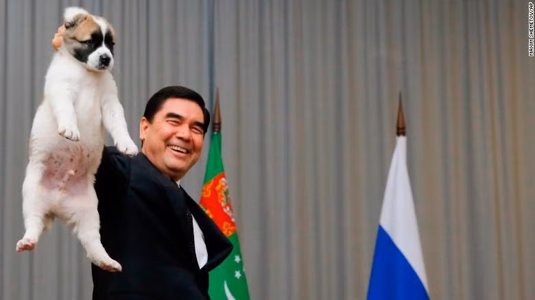Sau khi Niyazov qua đời năm 2006, nguyên bộ trưởng Y tế Gurbanguly Berdymukhamedov kế nhiệm ông. Trang tin Chronicles of Turkmenistan miêu tả: "Sự tôn thờ cá nhân này đã được thay thế bởi một cá nhân khác". Trong ảnh là Tổng thống Berdymukhamedov đang nâng chú cún con tặng Tổng thống Nga Vladimir Putin tại khu nghỉ mát Sochi, Nga, hồi năm 2017. Ảnh: CNN.