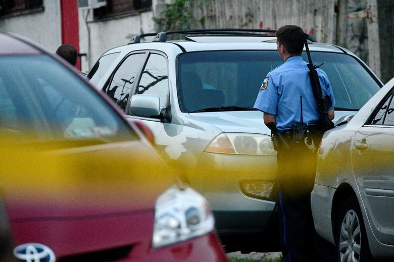 Hiện trường xả súng 6 cảnh sát bị thương, Mỹ điều xe bọc thép - Hình 5 Hien truong xa sung 6 canh sat bi thuong, My dieu xe boc thep-Hinh-5