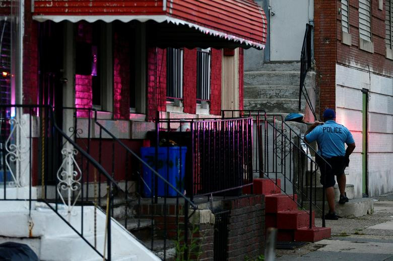 Hiện trường xả súng 6 cảnh sát bị thương, Mỹ điều xe bọc thép - Hình 4 Hien truong xa sung 6 canh sat bi thuong, My dieu xe boc thep-Hinh-4