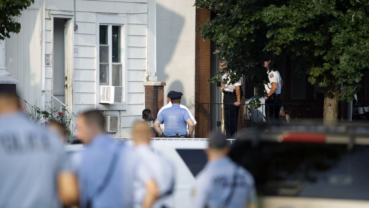 Hiện trường xả súng 6 cảnh sát bị thương, Mỹ điều xe bọc thép - Hình 9 Hien truong xa sung 6 canh sat bi thuong, My dieu xe boc thep-Hinh-9