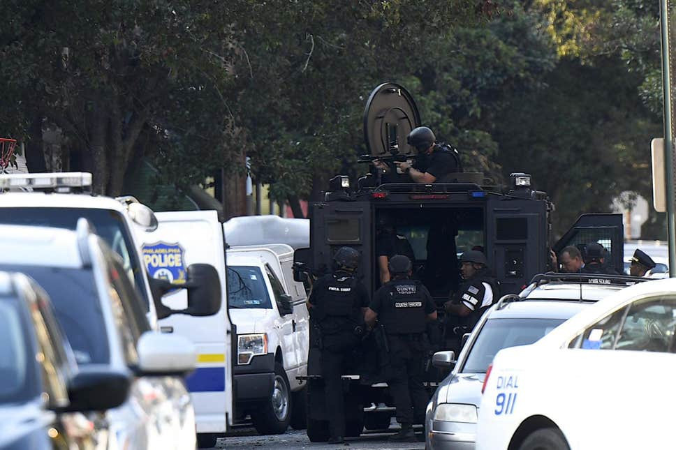 Hiện trường xả súng 6 cảnh sát bị thương, Mỹ điều xe bọc thép - Hình 2 Hien truong xa sung 6 canh sat bi thuong, My dieu xe boc thep-Hinh-2