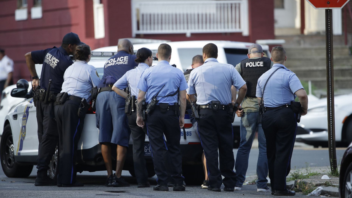 Hiện trường xả súng 6 cảnh sát bị thương, Mỹ điều xe bọc thép - Hình 8 Hien truong xa sung 6 canh sat bi thuong, My dieu xe boc thep-Hinh-8