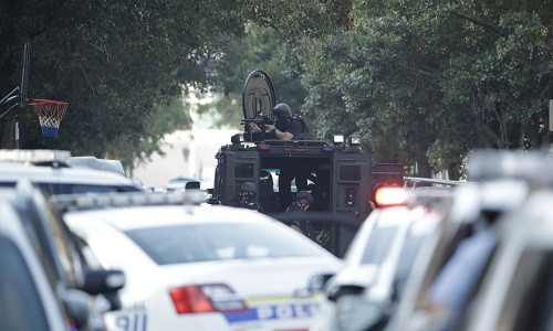 Hiện trường xả súng 6 cảnh sát bị thương, Mỹ điều xe bọc thép - Hình 3 Hien truong xa sung 6 canh sat bi thuong, My dieu xe boc thep-Hinh-3