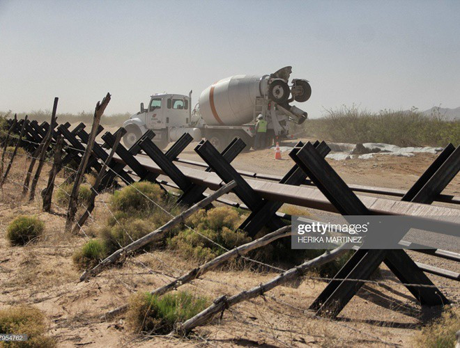 Hàng rào cũ trên biên giới Mỹ - Mexico trước đây.