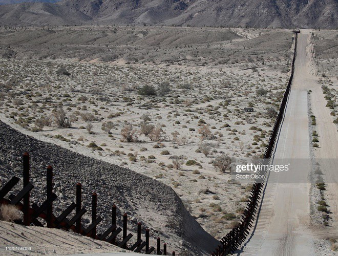 Việc thay thế và xây tường biên giới mới của ông Donald Trump từng gặp nhiều trở ngại và tranh cãi.