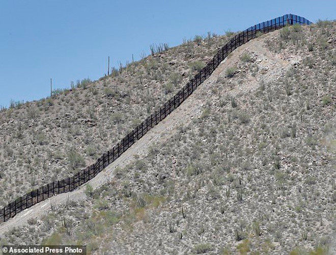 Loại tường biên giới làm bằng thép cao 5,5m cũng được cho xây dựng ở khu vực bang New Mexico.