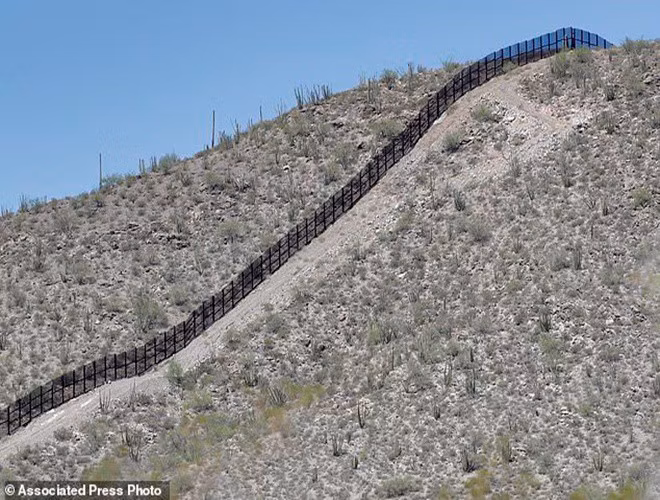 Loại tường biên giới làm bằng thép cao 5,5m cũng được cho xây dựng ở khu vực bang New Mexico.