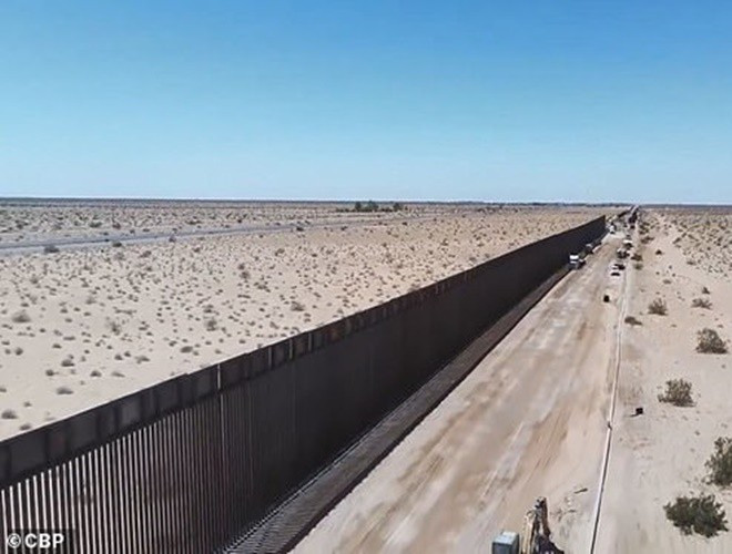 Theo Dailymail, đoạn tường này nằm ở khu vực San Luis, bang Arizona - một trong 3 khu vực bất ổn nhất trên biên giới chung giữa Mỹ và Mexico.