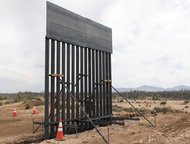 Loại tường cao 5,5m bao gồm tấm thép liền chắn phía trên 1,5m để chống leo trèo.