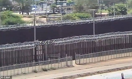 Lực lượng Hải quan và Bảo vệ biên giới Mỹ (CBP) cho biết, bức tường làm bằng thép chắc chắn, tránh sự xâm nhập trái phép của những người nhập cư.