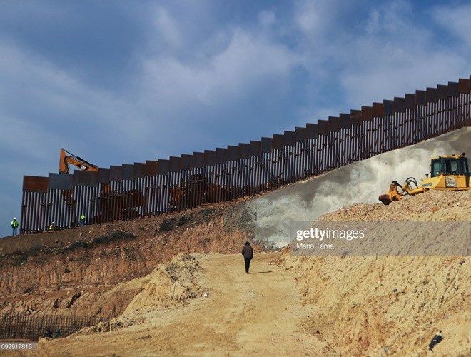 Tổng thống Trump từng nỗ lực kêu gọi Quốc hội thông qua kế hoạch xây dựng tường biên giới Mỹ - Mexico, yêu cầu được cấp 25 tỷ USD tiền ngân sách.