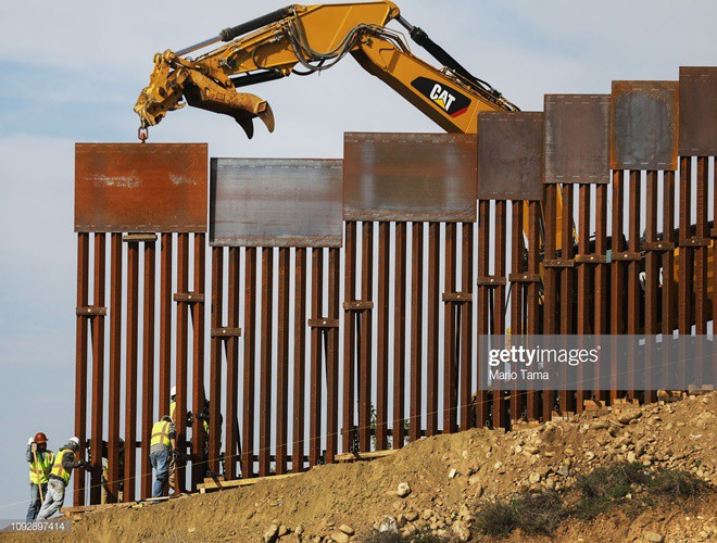 Công nhân và máy móc xây dựng tường biên giới ở gần khu vực Tijuana, Mexico.