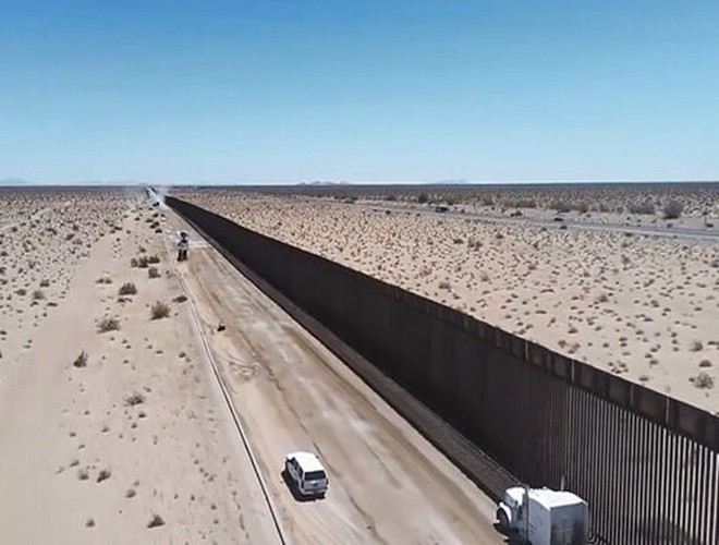 Hôm 25/8, hình ảnh mới nhất về đoạn tường trên biên giới Mỹ - Mexico dài gần 100km ghi hình từ thiết bị bay không người lái, được công bố trên truyền thông, thu hút sự chú ý của nhiều người.
