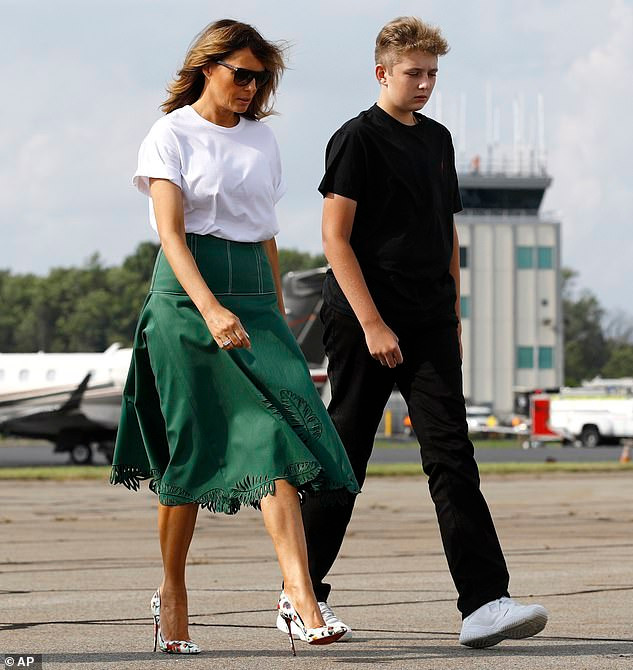 Dù đi giày cao gót, Đệ nhất phu nhân Melania cũng không thể cao bằng con trai. Ảnh: AP.