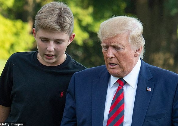 Cậu được nhìn thấy liên tục trò chuyện với ông Trump trên đường trở về Nhà Trắng. Ảnh: Getty.