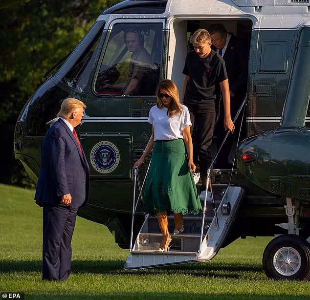 Trong lần xuất hiện mới nhất này, Barron mặc trang phục màu đen và đi giày thể thao màu trắng. Ảnh: EPA.