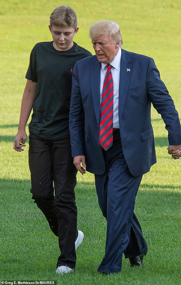 Dù chỉ mới 13 tuổi nhưng Barron đã có chiều cao vượt trội, hơn cả Tổng thống Trump (cao 1,9 mét). Ảnh: Daily Mail.