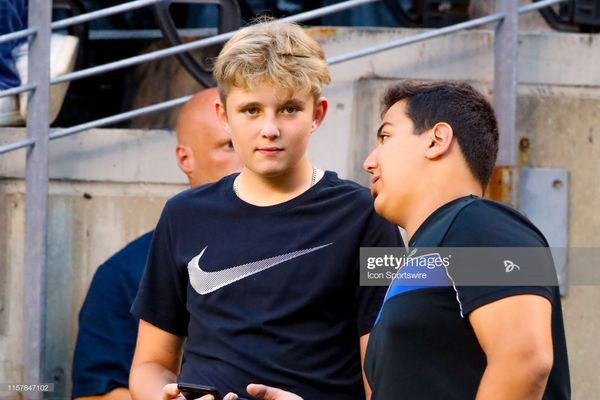 Trước đó, vào tháng 7/2019, xuất hiện trên khán đài sân Metlife (Mỹ) để theo dõi trận cầu đinh giữa Real và Atletico, Barron nhanh chóng lọt vào ống kính phóng viên bởi vẻ ngoài cực điển trai. Ảnh: Getty.