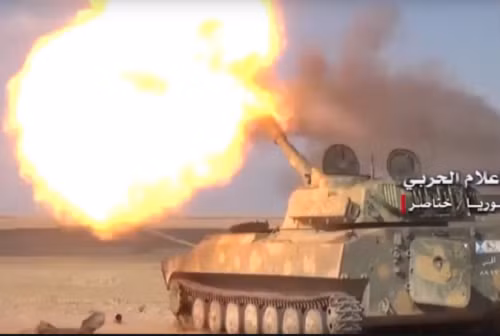 Cùng lúc, Quân đội Syria dồn dập nã pháo và tên lửa nhằm vào căn cứ của tổ chức khủng bố IS gần thành phố Al-Mayadeen. Ảnh: AMN.