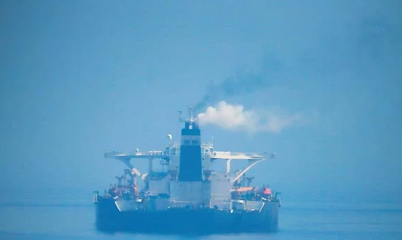 Được biết, giới chức Gibraltar khước từ yêu cầu của Mỹ đòi kéo dài việc bắt giữ tàu chở dầu Grace 1 của Iran, với lý do có nhiều sự khác biệt trong các biện pháp trừng phạt của Mỹ và Châu Âu đối với Iran. Ảnh: Express.