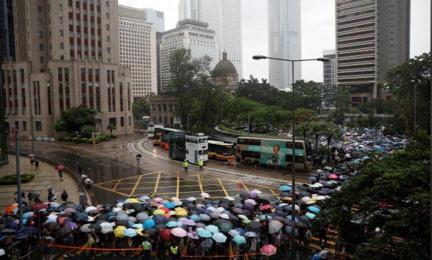 Nhiều cửa hàng ở Kowloon đã phải đóng cửa sớm do lo ngại đụng độ có thể xảy ra.