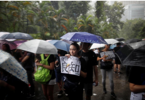 Cuộc tuần hành diễn ra hòa bình dưới trời mưa.