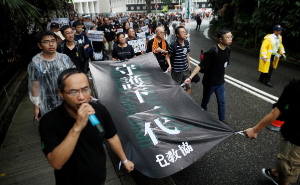 Được biết, cảnh sát Hong Kong đã bắt giữ khoảng 750 người trong cuộc biểu tình ở Hong Kong những ngày qua, một số người trong số đó bị cáo buộc tội gây bạo loạn.