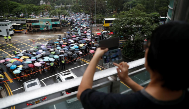 Cùng ngày, một cuộc tuần hành ủng hộ cảnh sát cũng diễn ra với sự tham gia của khoảng 476 nghìn người. Nhưng theo cảnh sát, con số này chỉ rơi vào khoảng 108 nghìn người.