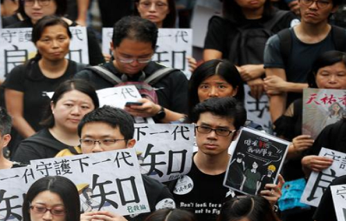 Các giáo viên tham gia cuộc biểu tình phản đối dự luật dẫn độ sang Trung Quốc hôm 17/8.