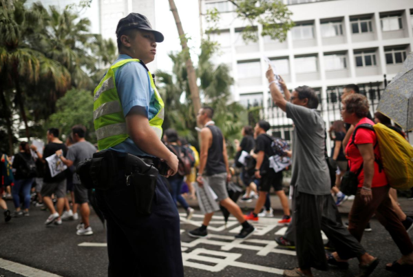 Yu, một giáo viên dạy nhạc tại trường cấp hai ở Hong Kong, cho biết cô ủng hộ các sinh viên tham gia biểu tình, mặc dù không đồng tình với toàn bộ hành động của họ.